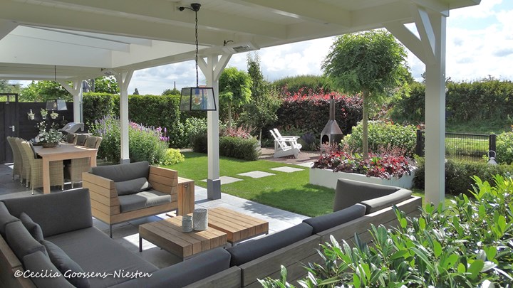 Tuin met mooie witte veranda &#169;Cecilia Goossens-Niesten