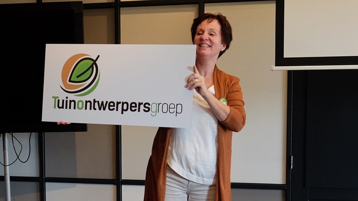 Jeanne van Rijs onthult logo TuinOntwerpersGroep